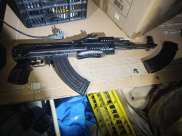 اللد: ضبط كلاشينكوف ومسدس وعبوة ناسفة في حي شنير 